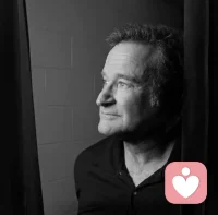 这是我听过最让人清醒的一段话，来自理解人性，时间会告诉你，万物皆有过期的那天，别对任何关系期待太高，别总以为自己会是例外，真心有时候最不值钱，而最痛的教训往往来自你最信任的人。
一路走来，没有敌人，全是老师，每一段经历都独一无二，都在教你成长，人不试，不知深浅，不相处，不知好坏，时间最终会为你筛选人心，也让你看清人性，他斩断你的天真，磨砺你的意志，锤炼你的筋骨，人教人教不会，事教人，一次就够。
这世上没人能永远陪你，连影子在黑暗里也会缺席，所以永远别拿人心去赌，若选择付出，就得准备好书，真正的成熟，是终于学会不依赖承诺，不幻想偏爱，不强求理解，与其渴望成为谁的例外，不如做自己最稳的依靠，经历教会你成熟，不是看懂事，而是看透人，不要高估和任何人的关系，更别轻易以为自己是那个例外。成年人的世界，真心有时是最廉价的筹码，有些最深刻的教训，往往来自你最信任的人。你可以保持真诚，但也要懂得有所保留，可以付出善良，但不必预设永恒的回报。
人生的清醒，始于降低期待，愿意在一个人身上下注，就要有勇气承担输的可能。真正的成熟，是终于学会不依赖谁的承诺，不幻想谁的偏爱，不强求谁的理解，终于明白，与其期待别人的偏爱，不如成为自己的底气。配图