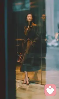 這是我聽過對婚姻，理解最通透的一段話。結婚十年，你有沒有突然在某個深夜驚醒：望著身邊熟睡的人，心里漫起一陣涼意：當初那個讓你賭上全部的“他對我好”，怎么就在十年的煙火日常里，碎成了一地無從拾起的雞毛？曾經以為有愛飲水飽，房子車子都可以慢慢掙。可十年光陰里，你省下每一分錢規劃家用，在無數個凌晨起身哄睡啼哭的嬰孩，這些付出卻漸漸被他視作理所應當。配圖