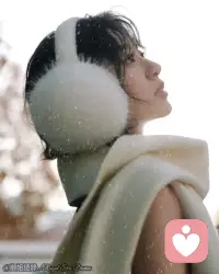 用 AI 五步找到熱愛的事業(yè)：

 回顧過去五六個(gè)最有成就感的時(shí)刻，把具體故事講給 AI；

告訴 AI 你的學(xué)歷、背景和期待，讓它先給你 30 個(gè)可能的職業(yè)方向；

 從中選出你更喜歡的幾個(gè)，說明原因，再讓 AI 繼續(xù)推30個(gè)，往返幾次，你會(huì)找到一兩個(gè)你特別喜歡的職業(yè)；

 讓 AI 判斷：以你現(xiàn)在的背景，哪些方向一年內(nèi)可進(jìn)入；

 最后問清楚：要從事這些職業(yè)，還需要補(bǔ)哪些關(guān)鍵能力。

走完這五步，找到的往往不是“聽起來不錯(cuò)”的工作，而是你愿意投入、也現(xiàn)實(shí)可行的職業(yè)。