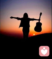 “ 不要以為世界上的人都在關心你的事。你是不是以為人人都在盯著你？其實，各人有各人的煩心事，沒人管你這檔事兒。”

在現實生活中，我們常常會把自己想象成人羣中的焦點。

穿一件亮眼的衣服，覺得一定有很多人側目；上課遲到，從教室的前排走到後排，覺得大家的注目禮讓你如
芒在背；在公共場合說話發生口誤，覺得一定會被人取笑。

總之，只要是在人羣當中，就會覺得渾身不自在，認為自己做什麼，說什麼，都會被人關注到，並加以評論。害怕自己丟臉，害怕讓人失望，害怕別人對自己有負面評價。

事實上，我們高估了別人對自己的關心度，每個人其實更在意的是自己。

作家余光中說： 人生就像一場旅行，不在乎目的地，而在平沿途的風景以及看風景的心情。

人生是自己的，別人怎麼看都是次要的。
如果太在意別人的評價和看法，就會失去自主權，被別人的意見左右自己的人生。

紀伯倫也說：“ 只有心甘情願地堅持正確的東西，才是真正的智慧。

我們不能讓自己活在別人的目光和評價裏，要有勇氣堅持自己的信仰和價值觀，按照自己真實意願去生活。配圖