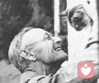 他們否定你的努力，只為了獲得那點可憐的優越感，用刻薄打壓你，卻說是為你好。這并非強大，而是自卑的終極偽裝。
攻擊性是他們內心恐慌的外衣，仿佛只有把你壓低，他才能勉強站穩。人性都是趨利避害，也許崇拜強者是為了借勢，同情弱者是想彰顯品格，但對利益無關的人顯露出的才是真實本性。你不需要被別人看清，因為他們的目光本就帶著濾鏡。