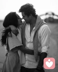 年轻的时候爱上什么都不为过，成熟后，放弃什么都能理解，我们终其一生，都在寻找那个灵魂相近的人配图