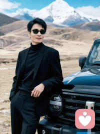 越来越有一种察觉，无论是施害者还是受害者，本质上来自于一种选择，唯一的区别也许是，能有多大程度的察觉，这种选择，每当产生痛苦，产生困惑或者迷茫，甚至导致人生停顿困顿，渴望不可得或者感叹命运多舛，林林种种，不一而足。
究其原因，还是是否选择善良，选择开放，选择包容，选择同理，选择客观，选择辩证，选择希望，尤其是选择勇敢，一切人类美好的品质，都是需要勇气和智慧加持的，而这个世上，不是所有的人都有这种慧根，由此，也就产生了代价，而这种代价，唯一的区别就是痛苦的程度，暴露的早晚。
由此，一个最为浅显但最容易被忽略的事实就是，当我们遭受痛苦和困顿时，想一想，自己的内心，究竟装下了多少黑暗而不自知，要知道，这一切就是最本质的原因，做一个善良，感恩，宽容，允许，勇敢，有爱，有希望的人，这才是人类的本性，一切违背天性的选择，换来的一定是有代价的痛苦。
外面没有别人，只有自己，这句话所蕴藏的，恐怕不是所有人都敢于直面的，而人的一生，就是一个不得不面对这一事实的过程。
所以，我们想要一个什么样的人生呢？