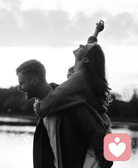 你一定要相信，人生真的会突然变好的。当你拥有明媚、张扬、向上的生命力，便会发现，生活的每一个瞬间，都有无数善意与微光，托举着你向上走。
其实，“人生不必填得太满，留白处，方能生出从容。” 那些让你焦虑的“不够好”，往往只是因为欲望超过了知足。真正的刚刚好，不是拥有一切，而是懂得珍惜眼前。 放下执念，慢下来，你会发现，风很轻，阳光很暖，你很好。配图