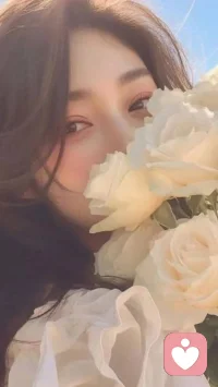 你尽管简单自私的活着，以自我为中心，以自己为最优。就像村上春树所说，不管全世界所有人怎么说，我都认为自己的感受才是正确的。无论别人怎么看，我绝不打乱自己的节奏。这世间多的是南辕北辙，少的是殊途同归。不必为别人遗憾，也不必为别人忧虑，把自己的时间和情绪都交给自己。不必逃离，也不必躲避，欣然接纳，全然面对。接受此刻你正在经历一切的好与坏，并按照自己的意愿活出自己喜欢的样子。请记住，把自己拾起来，举高配图