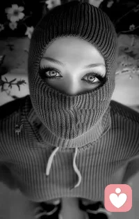 《好的孤独》陈果 / 著 
随着年龄越来越大之后，你会有一种很奇怪的感觉，就是没意思，真的很没意思。就像有一个人，他做出多么让你开心的事，你却好像提不起来兴趣一样，也不是没兴趣，就是不知道用什么样的情绪去回应他，你可能会装作很开心的样子，实际上你的内心毫无波澜，只是不想让对方情绪落空罢了。
所以更多的时候，你喜欢一个人待在安静的小空间里，不用刻意挤出笑容，不用费力附和他人的话题，哪怕只是发发呆、看看窗外的云飘来飘去，都比应付热闹更让人安心。那些曾经觉得鲜活有趣的社交场合，如今只觉得疲惫，不是厌恶人群，只是更懂自己需要什么，热闹散去后的空落，远不如独处时的平和来得踏实。
后来才懂，这种“没意思”从不是生活的褪色，而是内心的清醒。我们终于不再需要靠他人的认可填满自己，也渐渐接纳了情绪的平淡。原来好的孤独，就是让我们在平淡里，看清自己真正想要的安稳，这份不被打扰的自在，远比勉强的热闹更治愈。配图