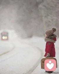 Not knowing what the new will bring, getting lost in the imaginative plots of contrasting sensations, disagreeing in the favorable value of certain traditions but honoring it anyway, impatient for the future to arrive and holding in the hands hundreds of expectations.
Because hope knows no age: it comes and finds us all eternal children.
面对未知的未来，我们无从知晓它将带来何种变化，于是便迷失于各种充满想象力的情节之中，感受着彼此迥异的情绪波动；对于某些传统所蕴含的正面价值，我们虽存异议，但仍选择予以尊重；同时，我们内心充满对未来的热切期盼，手中紧握着一百个、甚至更多的期待。
因为希望不分年龄：它降临并发现我们皆是永恒的孩子。配图