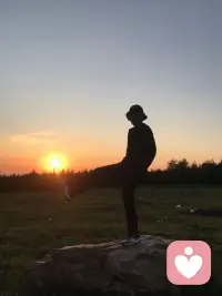 今天分享的是《越过内心那座山》
人都会有一段难熬的日子，庆幸这些事发生在我还能扛得住的年纪。其实所有的痛苦都是命运的安排，你能遇到的都是必须要经历的坎，所以不用回头看，也不用批判当时的自己，上天要帮你，必打磨你，磨到你尝遍穷困滋味，磨到你不再惧怕生死，磨到你不再纠结爱很，磨到你心力交瘁，但你要相信自己的潜能，身体扛不住的时候，意志会带你杀出重围，直到你彻底醒悟，便会脱胎换骨，重新活过来。越过内心那座山，你就会拥有自由的灵魂。配图