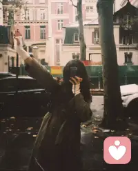 Someone said, Your older self is begging you to enjoy right now, and I haven't stopped thinking about it since. Because it's true.
We spend so much time overthinking, comparing, waiting for life to feel more put together without realising that this is it.These random evenings, these quiet mornings, the version of you who's still figuring it out... one day, you'll miss this.You'll miss the freedom you didn't know you had, the strength you were building without noticing, the little joys you were too tired to celebrate.
Life isn't on pause. It's happening now.Even in the chaos. Even in the waiting. And maybe it's not the life you imagined yet, but it's still yours.
You're still becoming.And that counts for something.
有人曾说：“你年长的自我正殷切地希望你此刻能尽情享受。”自那以后，我从未停止过对此事的思索。因为这是事实。
我们花费大量时间过度思考、比较、等待生活变得更有条理，却未曾意识到此刻便是如此。这些随意的夜晚、这些宁静的清晨，以及那个仍在摸索中的你……终有一天，你会怀念这一切。你会怀念那些你未曾意识到的自由、那些你未曾留意到却在不断积蓄的力量，以及那些因过于疲惫而未能去庆祝的微小喜悦。
生活并未暂停。它正持续进行着。即便身处混乱之中，即便在等待之际。或许它尚未达到你曾设想的模样，但它终究是属于你的。
你仍在不断成长。而这本身就很有意义。配图