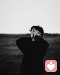 你在黑暗里走了很久，不管说了多少丧气话，也一直在努力生活。那些无人问津的坚持，都在悄悄为你铺就通往光明的路。你像一座沉默的山，要撑起生活，咽下委屈。无人看见的角落里，藏着你最柔软也最坚韧的灵魂。你独自挨过一道又一道难关，仍默默擦干眼泪，继续向前走。每一次的咬牙前行，都在让你成为更强大的自己。
但山也会累，要允许自己消沉、脆弱、难过。不必逼自己时刻坚强，你的疲惫与脆弱都值得被温柔接纳。那伤痕不是失败，是光照进来的地方。每一道印记，都是你穿越风雨的勋章，是生命最鲜活的证明。不要否定自己，不必活成别人口中的完美，也不必挤进别人的轨道。你自有你的花期，你的节奏，你的专属光芒。你已经很努力了，你的人生独一无二。往后的岁月，愿你既能乘风破浪，也能安然停靠，被世界温柔以待。