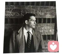 其实最适合你的人，从来不是那个爱而不得的人，而是看透了你的脾气、明白你的缺点，依然愿意留下来陪你的人。
到了一定年龄你会发现，你需要的不是轰轰烈烈的爱情，而是一个不会离开你的人。深情不及久伴，厚爱无需多言。任何关系都要懂得互相服软，轮流低头，就一定不会走散。
哪有什么天生般配的两个人？不过是一个懂得包容迁就，另一个懂得适可而止。合适的人，不是你拼了命去追赶的人，而是当你累的时候，会拉着你一起走的人配图