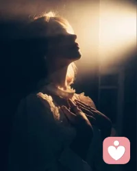 这是我读过最能杀死焦虑的话，你发现了吗？三次左转，就变成了右转，我们总是恐惧，那些还未发生的未来，殊不知，人生的容错率远比想象中大，事情总会以一种奇怪的方式回到正轨，就像太阳，它每时每刻都是夕阳，也都是旭日。当它在一面熄灭着走下山去，受尽苍凉残照之际，正是它在另一面燃烧着爬上山巅，布散烈烈朝晖之时。
我们总习惯把自己劈成两半，只许成功不许失败，只认优秀不认平庸，仿佛生命是一场必须赢的赌局。但请相信，那些让你辗转反侧的难题，最后都会有属于它的答案。是平凡造就了非凡，是众生度化了佛祖。若不肯拥抱生命的全貌，便只剩无尽的煎熬。只有像太阳那样，同时拥抱你的夕阳与旭日，接纳所有的矛盾与残缺，你才能沉静地走下山去，准备好死去，也准备好永生配图