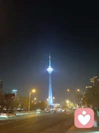 人生路漫漫，有人见尘埃，有人见星辰。没有谁的人生是一帆风顺的，磨难中夹杂着欣喜，幸福中也伴随着苦涩。抖落身上的灰雨，重披一身星光，时光终会抚平所有沟壑，过去的事交给岁月去处理，将来的事留给时间去证明。那些看似无法跨越的黑暗，那些夜不能寐的难题，那些你想不通看不透理不清的往事，到最后岁月都会替你轻描淡写，一切都是瞬息，一切都将会过去，保持乐观向上的态度，把心放宽，把事看淡，生活就能穿越阴霾，重遇阳光，岁月给你磨砺，亦随赠你柳暗花明配图