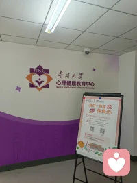 我离开的时候
也像现在一般落叶萧瑟
也像现在
有漂亮的女生
白发的先生
几个爱情诗人
几个流浪歌手
记得校门口的酒馆里
也经常有人大声哭泣
黑漆漆的树林里
有人叹息
那宿舍里的录音机
也天天放着爱你爱你
可是每到假期
你们都仓皇离去
这冬季的校园
也像往日一般安详宁静
也像往日
有漂亮的女生
白发的先生
只是再没有人来
唱往日的歌配图