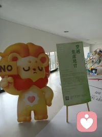 我离开的时候
也像现在一般落叶萧瑟
也像现在
有漂亮的女生
白发的先生
几个爱情诗人
几个流浪歌手
记得校门口的酒馆里
也经常有人大声哭泣
黑漆漆的树林里
有人叹息
那宿舍里的录音机
也天天放着爱你爱你
可是每到假期
你们都仓皇离去
这冬季的校园
也像往日一般安详宁静
也像往日
有漂亮的女生
白发的先生
只是再没有人来
唱往日的歌配图