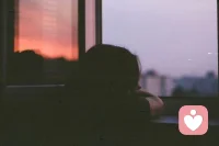 而在这个夜晚，我选择面对接纳这个真相：是的，他们在某种程度上，是匮乏的。他们无力提供我所渴望的那种精准、专注且毫无疑虑的爱与关注。他们甚至无力清晰地“认出”他们自己的孩子。这不是我的错，这只关乎他们自身的局限。

当泪水流尽，一种非常奇特的感受渐渐浮现。那不是喜悦，也并非剧烈的痛苦，而是一种深层的、近乎肃穆的平静。仿佛一场内在的暴风雨过后，被冲刷过的天地虽然空旷，却异常清晰和稳定。我终于可以看着那个真相，不再愤怒地反抗，也不再乞求它改变，只是看着它，说：“是的，这就是我生命真实的经历。”

我知道，走到这一步的“接受”并不容易。它不是在某个瞬间突然顿悟的奇迹。在此之前，是无数次的崩溃、怀疑、愤怒和逃避。

我曾以为自己努力表现得更好、更出色，就能被他们看见；我也曾愤怒地指责，希望唤醒他们的关注；我还曾试图用距离来保护自己，假装不需要他们的爱；又或是正常化他们的言行，让自己不再对此产生情绪。曾经我以为这些都像是徒劳，我的内心仍旧反复的拉扯与争辩。

这场顿悟的出现，也让我意识到，或许过去每一次敢于触碰真相的瞬间，哪怕只有一秒钟，都不是徒劳的。它们如同水滴，正在为我最终所能获得的平静，一寸一寸地拓宽心灵的容器，积蓄着内在的力量。

接受父母不爱我的真相，无法爱我的匮乏，不是对他们的原谅或批判，而是我选择了将那个一直被忽视的自我，温柔地接回自己的怀中。从此，我确认我存在、我值得被爱的权利，我将从向外索求，收回自己手中。

我不确定未来是否还会为这个真相感到痛苦，但那一刻的平静也让我明白：接受本身不是终点，而是一个新的起点。从这里开始，我能够学习如何真正地看见自己，珍视自己，给予自己那份他们无法给予的关注和爱。配图