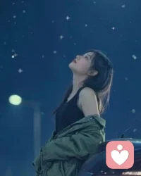 今天要分享的是《漫长的旅途》花开花落自有时，人来人往任由之。人与人之间可以走得很近，也可以离得很远。无法共鸣，沉默即可。生命中的大雨，很多时候我们只能自己淋。想要去的地方很遥远，我们也只能自己走。有时候山路就是这么狭窄，只容许一个人前行。但有时候我会觉得这世界确实很糟糕，但还有美好的东西存在，值得你再往前走一走。步履不停，向阳而行，前路漫漫，终有温柔相逢。配图