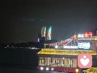 “人一旦找到了自己直接愉悦自己的方式，就不再需要去取悦于他人，因为取悦于他人，其动机仍是想要取悦于自己。” 
日子很难周全所有，侧身倾听来自内心的节奏，把时间浪费在喜欢的事物上去，构建一个丰富的内在世界，这也很重要。
没有一朵花 一开始就是花，好好爱自己 一切都会变得与众不同。
 每一个沉浸在生活里微小瞬间的感受，都会成为心里开枝散叶的光。配图