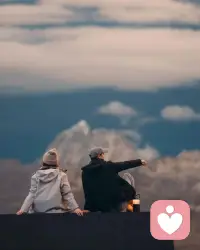 《阅尽繁华终极返璞》
真正的见过世而，从不是靠打卡环游、物质堆构、混迹高础局撑起来的表而光鲜，而是一场层层进阶的认知与心性的修行:先对世界核魅，走遍四方更读性文明背后的真相，容得下万干不同，打破狭隘的偏见;再对顶只祛光，平视权贵与精英，看洁其光鲜下的焦虑与脚锁，做到人格上的不卑不亢;
见过人性极致的恶，历经背叛与凉薄，却不沉沦于黑培，炼就带锋芒、有智慧的善良;眺出非黑即日的二元思维，接纳世界的复杂混沌，拥有兼容多元的灰度认知;情得向下兼容，见过高贵亦体恤平凡，以谦卑随和让身边人皆感舒服，藏起锋芒留予温柔;更敬畏天道与规律，知晓个人渺小，顺势而为、成骄成躁，寸好保命的分寸;最终阅尽世间繁华，褪太所有浮华执念，回归内心的平淡纯粹，学会向内求索，与自己、与世界温柔和解。
这世间所有的世面，终是见天地、见众生，最后见自己。配图