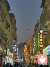 很多时候，你越在意什么，什么就越折磨你;你越想控制什么，什么就会反过来控制你。
回头来看，那些烦恼焦虑，皆源于自己，将某些东西看得太重了。是自己内心的执念，放不下，才让自己痛苦煎熬。其实人活着，烦恼天天有，不捡自然无。
一辈子，最不值得的事情，就是为无法改变的结局纠结，为还未发生的事情忧虑。