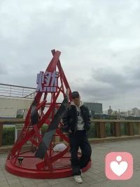 时间，让我们成了有故事的人。我们常感慨时间的力量，以为它能重塑一切，但真正带来改变的，是在时间长河里，那些起起伏伏的经历、邂逅的形形色色的人、还有一步步丈量过的道路……
 
村上春树讲过：“我一直以为人是慢慢变老的，其实不是，人是一瞬间变老的。”
 
曾经年少的我们，话少是因为懵懂无知，面对世界的无知和未来的迷茫，思维干涸，表达匮乏。
 
可如今，岁月馈赠了太多阅历，看过世间百态，心中故事满溢，却陷入了欲言又止的困境。
 
有时鼓起勇气想倾诉，却惊觉无人能与自己感同身受；有时话已到嘴边，又觉得多说无益。
 
或许是明白有些情感难以被理解，有些困境倾诉也无法化解。
 
久而久之，习惯将心事深藏，独自承受。这大概就是成长的模样！
 
曾经的年少莽撞、青春岁月里的求而不得、生活中的百般滋味，都凝聚成了心照不宣的默契。
 
我们都清楚，有些故事，适合藏在心底。
 
一个人静坐在黄昏的角落，回望这些年的来路，那些相聚又离散的人，那些或曲折或顺遂的事，心中五味杂陈。
 
曾经觉得跨不过去的艰难险阻，如今看来不过是成长的注脚；曾经以为刻骨铭心的画面，却在时光的冲刷下渐渐褪色。
 
就像三毛说的：“岁月极美，在于它必然的流逝。春花、秋月、夏日、冬雪。”
 
我们不再急切地向世界宣告自己的想法，不再执着于向他人辩解，因为我们知道，懂你的人自会懂，不懂的人解释再多也是枉然。
 
如今的我，更乐意成为他人故事的聆听者，沉浸在他们的喜怒哀乐里。
 
我明白，每个人都是一本独特的书，每段故事都承载着别样的人生。偌大的世界，能寻得一个愿意倾听自己的人，是何等珍贵。
 
时间，悄无声息地把我们变成了有故事的人，而这些故事，也将成为生命中最熠熠生辉的珍藏。

未来，我会继续，无惧光阴，与生活摩拳擦掌，我爱生活，生活也会越来越爱我，一定，确定，肯定。配图