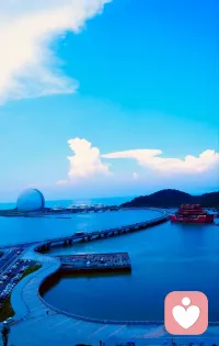 很喜欢杨绛先生的这段话:“生活并非都是繁花锦簇，所有的好，不过是来自内心的知足，眼里的热爱，以及对万千世界删繁就简的态度。与独处相安，与万事言和。这烟火人间，事事值得，事事也遗憾。”
以平常心看得失，以欢喜心过生活。 
繁华三千，看淡即是浮云，烦恼无数，想开便是晴天。愿我们都能好好爱自己，每天做自己喜欢的事情，过自己想要的生活，做个心定有福的俗人，不为锦瑟迷，不为流年欺，见人间，眼无是非，望岁月，心有风景。
 时间终会教会我们，万事藏于心，而不表于情。有风听风，下雨看雨，生活并没有深意，幸福和遗憾都藏在日常里!配图