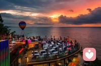 后来才发现，人和人真的不一样。有人坦诚相待，有人表里不一。有人知错就改，有人屡教不改。有人换位思考，有人自私自利！要学会接纳人心的变迁，理解他人在权衡得失后的选择，包括那个你曾用尽真心对待的人，当他经过慎重的考虑，最终决定不再与你同行时请你也能坦然的面对这世间的分岔路口和不尽人意的结局。配图