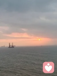 在这个世界上没有人能够真正明白 你所经历的坎坷 也没有人真正理解到你内心所承受的心酸 像余华说的那样 在夜深人静的时候把心掏出来 自己缝缝补补 然后睡一觉醒来又是信心百倍 无人问津也好技不如人也罢 安静下来去做自己该做的事而不是焦虑和烦躁 毁掉你本就不多的热情和定力 把你从低谷推出来的从来不是时间而是你心里的格局和你发自内心的那股释怀 
请用绝对清醒的理智去抑制那些不该有不健康的爱和情绪 长久而稳定的精神依靠应该是你自己配图