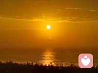 许多时候，我们对自己格外严苛，其实是因为心里住着一个从未被温柔呵护过的孩子。因为小时候无人为你轻轻解答，你只能独自在脑海中一遍遍推敲琢磨。

所以，别怪自己总想太多。那不是钻牛角尖，而是在无人指引的岁月里，你为自己找寻的一条生路。你并非不够好，只是带着一个早已被烙印的头脑，在一个并不总是宽容的世界里，尽力前行。

不必再责备过去的自己了。他那时站在雾里，一样迷茫，一样手足无措。你无法重写故事的开始，却可以从这一页起，一字一句，认真善待自己。配图