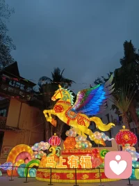 人的一生其实就活几个瞬间，但要为这些瞬间持续准备。最关键的是想到就干——想说的就说，想办的就办。未来由无数个当下的积分构成，每一刻都是未来的微分。所有人无法掌控未来，却能把握当下：你怎么过今天，就怎么过今生。活在当下需用力而热气腾腾，不悔过去、不畏未来。正如尹烨所言：岁月不饶人，我也不想饶过岁月。时间就在那里，看你怎么用。
​节前最后一天上班，祝大家新年快乐[烟花]配图