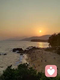 “没有人知道，你花了多长时间，经过多少艰难，才重新找回内心的平静。”
每个人看似热气腾腾的生活，都隐藏着自己才了解的酸楚，那些你不能发在朋友圈，以及无法与家人诉说的，那些你默不作声，却暗自消化的各种情绪，才是你真正的生活。
有时候看着朋友圈里大家晒的美食、旅行、自拍，好像全世界都在过着热气腾腾的生活，只有自己心里藏着点什么，说不出口，也发不出去。
但其实，那些没能说出来的部分，那些自己默默消化了一整天的委屈，那些在深夜独自咀嚼又咽下的心事，恰恰构成了我们生命中最真实、最有韧性的底色。你看，那个在深夜加班后，独自站在便利店热饭团的人；那个在家人面前笑容满面，却在洗手间里用冷水冲去眼泪的人；那个把所有的“我没事”说得云淡风轻，却在被窝里蜷缩成一团的人—他们不是在伪装，而是在用另一种方式与生活和解。
这些沉默的瞬间，不是软弱，而是一种安静的勇敢。是你选择独自穿越情绪的风暴，是你决定不让身边的人担心，是你在无人见证的角落里，依然选择收拾好自己，准备迎接明天的太阳。
真实的生活从来不是一场需要被围观的表演，而是一条需要自己蹚过的河流。河底的碎石会硌脚，暗流会拉扯，但正是这些不为人知的触感，让你真正感知到自己的存在。那些无法被分享的脆弱，反而成了你最坚实的根基；那些说不出口的辛酸，恰恰酿成了你独有的深度。
所以，不必为那些隐藏的酸楚感到羞愧。你默默承受的每一天，都在书写一个关于“坚持”的故事；你独自消化的每个情绪，都在证明你比想象中更加坚韧。
愿你善待那个默不作声的自己在无人喝彩时，做自己的观众；在需要疗愈时，做自己的港湾。
那些不曾说出的，终将成为你内心最深厚的力量；
那些独自度过的，会让你在某个清晨突然发现：
原来自己已经走了这么远，长得足够温柔地接住生命中所有的沉默～～配图