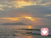 其实选错了就选错了，别一遍一遍后悔。人生如棋，落子无悔，抉择本身就是向前。人总要拥有翻篇的能力，过去的就让它过去，这个世界没有真正快乐的人，只有想得开的人。永远相信，所有的山穷水尽，都藏着峰回路转。