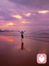 年就这样过去了，没有惊喜，也没有意外，更没有想象中的那么快乐。在这一年又一年的更替中，真正扑面而来的从来不是好运和奇迹，而是无法回头的时间。不必轰轰烈烈，不必事事圆满，只要健康的活着，平静的过着，开心的笑着，适当的忙着，这便是对自己最好的交代。