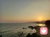 总有一天你会明白，这个世界本就是热闹又冷清，我们终其一生都在学着和孤独相处。却为了合群，为了别人的眼光，为难了自己半辈子。你需要的不是成群结队，不是左右逢源，而是学会自在独行。你能送给自己最好的礼物，就是在喧嚣中守住自己。在独处中安放内心。人生本就是一场独行的旅途，有人来，有人走，不必强求，谁能陪你到最后，不必执着，谁能懂你所有，远离虚情假意的热闹。放下刻意讨好的疲惫，不盲从，不将就，不内耗。
允许人来人往，允许聚散无常，接受世事多变，接受孤独常态，接受突如其来的冷清，接受本就平凡的自己。生命本就是一场独自前行，不必辜负岁月。不必委屈本性。人活在世上，你首先要做的是忠于自己，然后才是其他任何角色。独自在独行，才真正懂得这几件事。学会享受独处。独行不是孤单，是心灵的隐居。不必害怕一个人，不必勉强挤进不属于自己的圈子。低质量的社交不如高质量的独处，在安静里沉淀。在独处中清醒，心若安定，何处不是风景配图