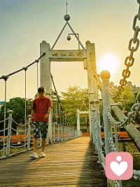 很多父母在孩子真正开始独立时会变得焦虑。孩子越不需要他们，他们越感到空虚和无力。所有的控制与干预、制造孩子的愧疚感，都是在维护自己的存在感。
所以，当一个人变得“绝情”一点，往往象征着力量与自我的回归。
你开始决定谁可以进入你的世界，谁只能停在门外。这时确实会有人被你吸引，但也会有人看不惯你的独立，想方设法扰乱你的视野。
这个时候，与其做好人，我建议你宁愿做一个完整的人。配图