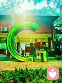 我们常常歌颂父爱如山、母爱如海，但很少有人提醒我们，如果这山压得人喘不过气，这海让人溺水窒息，那它就不是爱，而是某种形式的占有。 最令人不安的真相是：在很多家庭里，父母对子女的控制，其实是一种隐秘的“权力游戏”。
他们通过剥夺子女犯错的权利，来换取自己内心的秩序感。但问题是，一个从未被允许犯错、从未被允许拥有“自我”的人，真的能够在这个复杂的世界里生存吗？ 当我们在谈论“孝顺”时，我们是否在要求子女通过牺牲自己的灵魂来满足父母的心理残缺？或许，真正的家庭进步，是从父母学会“承认孩子是一个独立的陌生人”开始的。
只有当我们不再试图规划对方的人生，真正的爱，才会在尊重的缝隙中生长出来。配图