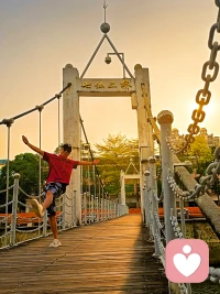 这是我读过，理解独处最好的话。来自，亲密关系。你或许一直以为自己是个内向的人，偏爱独处，不爱喧哗。但后来才慢慢发现，你喜欢的不是孤独本身，而是内心的那份平静与秩序。真正内向的人，在哪里都沉默。而你不同，你遇见那个能读懂你沉默的人，当你们之间存在某种无需言说的磁场，你也会变得生动、舒展，甚至比谁都愿意打开话匣子。配图