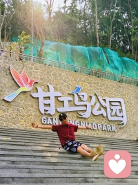 所谓成熟，就是知道， 我们这一生， 不需要刻意去遇见谁， 也不需要勉强留住谁， 有些事情终归是无能为力，得到了未必是福，失去了也未必是祸，人生各有渡口，各有归舟，你以为的遗憾，很可能就是躲过一劫，，世间所有安排，自有它的因果，所以，别贪心，你不能什么都拥有，别灰心，你也不可能什么都失去
如果有人突然在你的生活中留在了昨天，不要问为什么，那就是到了该失去的时候了，你只需要顺其自然的接受就好，对的人兜兜转转还会相遇， 错的人晃晃悠悠终会走散。配图