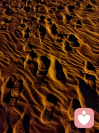 星星璀璨的夜空下，漫步在会唱歌的沙滩—清水湾的自由灯塔，吹着海风，听着音乐，光着脚丫踩着细沙，觅食去
人生，总有不期而遇的温暖和生生不息的希望！配图