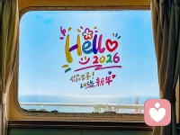 曾以为，生命里有些人一旦走散，余生便再无光亮。那些深夜里的辗转难眠，那些真挚的瞬间，不肯放手的执着，如今回头再看，不过是岁月里一段温柔又清醒的过往。
 
真正的成长，不是学会留住谁，而是学会平静到，可以失去任何人。这份平静，从不是冷漠，也不是疏离，而是历经冷暖后，心底生出的通透与清醒。

来世间走一遭，我们终会遇见很多人，也终会与一些人走散。那些曾经滚烫的陪伴，那些以为会一辈子的羁绊，都可能在某一个转身之后，慢慢淡成回忆里的剪影。

不必追问缘由，亦不必强求圆满，聚散本是人间常态，就像四季更迭，花开花落，从来不由人心左右。

以前总爱抱着期待而活着，期待被理解、被偏爱、被坚定选择，期待所有的付出都有回应，所有的深情都有归宿。
 
然而，期待越多，失望越重，心就越容易被牵绊、被消耗。
 
直到年岁渐长才惊觉，最好的活法是：“收起多余的期待，不向外索取，只向内安放”。
 
收回对关系的奢望，不再强求谁永远站在你身边，不指望谁懂你的欲言又止，不把自己的快乐与安全感，交给别人来定义。
 
当你放下对外界的奢求，世界反而会在不经意间，给你不期而遇的温柔。

真正的平静，是学会坦然接受一切。不再为谁的离开而崩溃，也不因关系的变淡而自我怀疑，慢慢收回放在别人身上的目光，安安静静，回到自己的世界里生活。
 
把每一次的遇见，都当作是生命里的锦上添花，相逢时珍惜，走散时祝福。
 
远离消耗你，让你疲惫的关系，心才会轻盈，精神才会富足，内心自会生出从容的平静。

而这一切的前提是：要先学会好好爱自己。

爱自己，是把分给别人的耐心，多分一点给自己。允许自己不被所有人喜欢，允许自己的脆弱，不刚强，允许人生有遗憾、有散场、有诸多不圆满。
 
当你真正学会爱自己，就再也不会害怕失去任何人。

因为你终于懂得，这辈子最不会离开你的，从来都是你自己。风风雨雨，跌跌撞撞，陪你走过坎坷的，是你；撑过所有艰难的，是你；治愈所有伤痛的，也是你。

你自己，就是那把最坚固的伞。是你自己的港湾，自己的屋檐，是你为自己撑起的那一片晴空。

往后余生，惟愿你内心平静，自带光芒。不困于情，不乱于心，不恋过往，不畏将来。温柔地对待世界，也温柔地拥抱自己，清醒独立，自在从容。

即便孑然一身，也能活成自己的山河，平静而有力量，坦荡而有光芒。配图