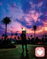 很多人都以为，真正能让人稳定、幸福的，一定是那些很亲密的关系。比如最好的朋友、伴侣、家人。好像只有被深深理解、被完全看见，人才会安心。

这个想法不算错，但它只说对了一半。

在精神分析里，我们很早就注意到一件事：人并不是只靠深度关系活着的。一个人的心理健康，还需要大量“低强度、低负荷”的人际往来来支撑。

你想想看，那些点头之交的同事、每天见面的邻居、常去的店里和你寒暄几句的熟面孔，他们几乎不了解你，也不要求你理解他们。但正是这些关系，构成了一种很重要的心理缓冲。

人类这种生物，需要不断确认这个世界是可接近的，是有回应的。弱连结的好处在于，它给你一种“我和世界有接触”的感觉，却不要求你投入太多情感、承担太多责任。你不需要表现得很好，也不需要解释自己是谁。

强连结当然重要。亲密关系会在你脆弱的时候托住你。但如果一个人只有强连结，没有弱连结，内心反而容易变得紧绷。因为强关系里总是伴随着期待、投射、失望与修复，人很难长期待在那样的心理强度中。

弱连结提供的是另一种体验：你可以毫无标签地存在。一个微笑，一句随意的闲聊，一次短暂的互动，这些轻松的、流动的连接，会让我们感觉到这个世界可以很亲切。配图