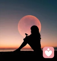 以前总觉得，人生得拼命、得较劲，才能过得好。直到翻开《人间值得》，才发现自己累得冤枉。这本书是90岁的心理医生中村恒子写的。她一辈子没红过脸、没发过财，却活出了最通透的样子。书里没有什么大道理，就是一个奶奶坐在你对面，轻声告诉你：工作嘛，尽力就好，别为了它搭上全部人生；人际关系，合得来就处，合不来就离；至于未来，想那么多干嘛，先把今天过好。最戳我的一句话是：“人生不必太用力，坦率地接受每一天。”读完我才明白，以前总想把所有事都攥在手里，结果攥得太紧，反而什么都抓不住。这本书改变的不是我的生活，而是我看待生活的态度——原来放下执念，日子反而顺了。人间值得，你也值得。配图