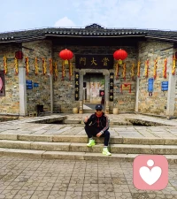 “焦虑什么呀，能活着就不错了。千万别被网络带偏生活。要记住，这个世上99%的人都不会有太大出息，都在过着普普通通的生活。所以，别再给自己制造焦虑了。把心敞开，走一步看一步。说不定，走着走着，就成为这1%了呢！还要记住，人就活一次，能安慰自己，就别内耗自己。计划泡汤了，就当泡温泉了。事情搞砸了，就当吸取经验了。能解决就想办法解决，解决不了就顺其自然，享受仅有一次的人生。别让自己一辈子在焦虑中度过，乐观地面对一切。要坚信，一切都会慢慢好起来的…”配图