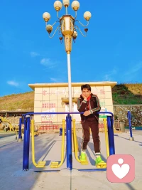 南怀瑾：“第一，看世界上任何东西要轻松不要严重，看花要把花的精神，收到我的眼神里来，看山水，要把山水的精神，收到我的眼神里。不要把自己的精神放到山水上。它就是告诉你一个道法：精神内敛。第二，我们心脏拳头那么大，装不了多少东西。什么痛苦、烦恼、得意统统丢出去，什么都不准装进来，统统丢掉，你就前途无量，后福无穷。”
我的体会，这段话表面讲赏花看山，实际上讲的是做人的根本功夫。中国文化所谓“观物取象”，是把外在的精神收回来滋养自己的心，而不是把自己的情绪投射到外物上。看花若起分别，这朵好那朵不好；或是把自己的情绪贴上去，变成“感时花溅泪”，那精神已经外散掉了。真正会看的人，眼睛在外，神在内，外境不过来去，内心自成一片天地。
因此古人讲“定”，并非形体不动，而是精神不被境界牵引。现代人之所以浮躁，不在事务繁多，而在心随境转。精神外驰，学问越多，反而负担越重。
第二点说的是“减法”。人生的病，多半不是没有得到，而是装得太满：痛苦来了，你把它存档；快乐来了，你又怕失去；名利得失，全堆在心里，这颗小小的心脏怎么承受得了？所以道家讲“虚其心”，佛家讲“放下”，不是叫你不要努力生活，而是叫你不要让心负重过多。
当心中有空间，智慧才能生长；精神能内敛，外境再纷繁也不致动摇。所谓前途无量，并非要成就多大的事业，而是进退从容，不为境转。能做到这一点，你才能收获内心长久的安宁。配图