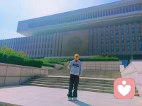 We meet so many people in our lifetime, but only a few stay in our hearts forever. Those are the ones worth holding onto, cherishing, and loving deeply.
一生中我们遇见很多人，却只有少数永远留在心底。这些人，值得我们紧握、珍惜、深爱。