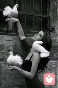  I collect moments, not things. I cherish connections, not status. I seek peace, not perfection. And slowly, this way of living has made my heart feel full.
我收藏瞬间，而非物品；珍惜羁绊，而非身份；追寻平静，而非完美。慢慢地，这样的生活让内心变得丰盈。配图