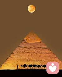 不定义任何人、不轻视任何人、不绑定任何人、不与任何人较真，能示弱、能静观，不辩驳、不炫耀，意念纯净、外境随缘，对相不执不迷，无需他人认同，自具圆满法喜，一心可容三千世界。

一个人能同时拥有天真与深邃，这个人便是智者：真人没有修行相，大师没有教导感，创造者没有刻意痕，低调中藏星河，静默中有惊雷，平凡里见神性，出入自在，人天合一。偶尔流露全然的无知，你便接通了无限智慧。

能照亮暗夜的人，必定熟谙黑暗与光明，一面深刻体验人性，一面永恒联结神性，入世时全心投入，出离时毫无牵挂。

当你见到一个人如如不动、不被情绪裹挟、没有是非波动，请深深觉察这类人。一个人如静水般的深沉，往往源自穿越狂风暴雨后的澄明。

你测不到的深度，智慧必然在你之上。气场清净、行为简约、念头精微、不露自己的修为与光华，真正的高人，早就将生活过成了默片。

不要以社交能力判断灵魂年纪，也不要看他的成就清单，就感受与他同在时是否内心被清理。表象可以修饰，但灵魂的清净气场与瞬间穿透本质的直觉，是永远无法伪造的。

活成一座灯塔，不是叫你指引方向，而是默默散发频率，允许他人沉睡，为迷航者静守。“灯塔”是告诉你在风浪中，能够如如不动，消解拯救欲、期待与剧情，只成为纯粹的光源。配图