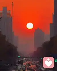 攒钱从不是靠咬牙硬撑的克制，而是身心同频的自然结果。当你的心不再被“必须买”的焦虑裹挟，身体便不会做出冲动消费的动作；当你的内在拥有清晰的规划与笃定的安全感，外在的花费便会自动对齐真正的需求。身心合一的人，花钱时清醒，存钱时从容——他们不为填补内心空洞而挥霍，也不为盲目节俭而委屈自己，只是让金钱随着稳定的心性，像溪流汇入湖泊般，自然而然地沉淀下来。真正的财富积累，从来都是内在秩序在外在世界的温柔显化。配图