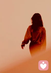 “其实人真正的“成熟”，不是简单的爱或者恨一个人，而是有能力看到一个完整的人。然后决定：
哪些部分我愿意亲近；
哪些部分我必须竖起高墙隔离；
哪个领域我们可以欢声笑语；
哪个话题上我们必须保持距离。”配图