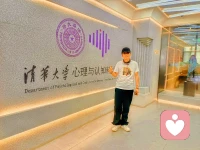 生活的本质，是一半清醒一半自愈，一半烟火一半清欢。学会看淡世事无常，看淡人情聚散，不慌不忙，不卑不亢，在自己的节奏里，安然度日，静静沉淀，慢慢自愈成长。
The essence of life is half sobriety and half self-healing, half mortal triviality and half quiet joy. Learn to look down on the impermanence of the world and the gathering and separation of people. Live at your own pace in peace, settle down quietly and grow through self-healing.配图